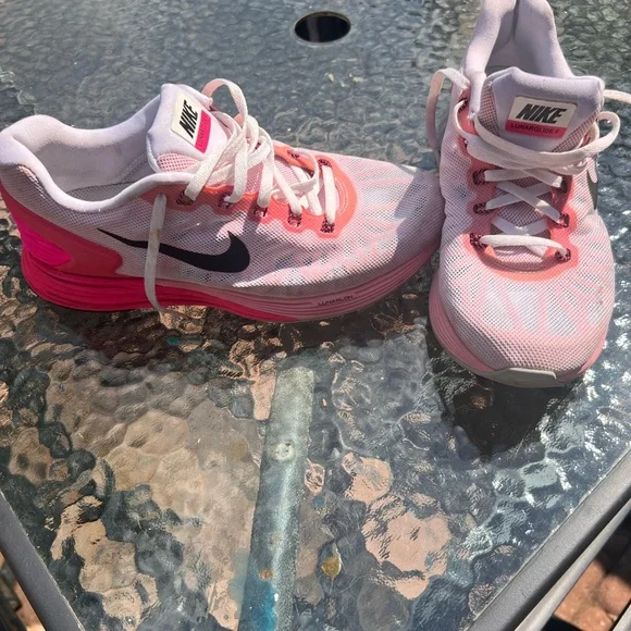 Nike Women's Pink, White and Black athletic sneakers. - Picture 4 of 17